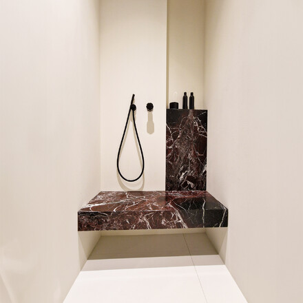 Užit&iacute; mramoru Rosso Levanto (Lepanto) v koupelně jako akcentov&yacute; prvek. Zak&aacute;zkov&eacute; kamenictv&iacute; TONE OF STONE.
