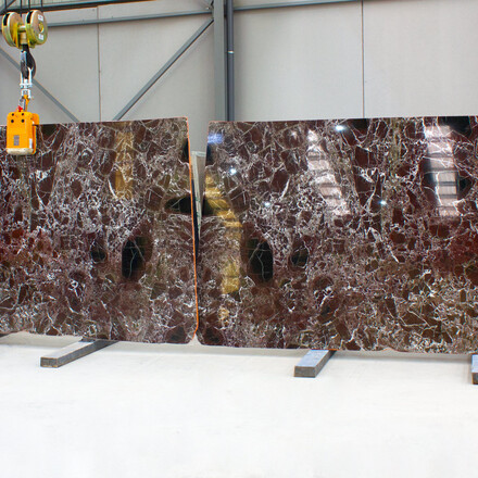 Velkoform&aacute;tov&aacute; deska mramoru Rosso Levanto (Lepanto) složen&aacute; do knihy. Zak&aacute;zkov&eacute; kamenictv&iacute; TONE OF STONE.