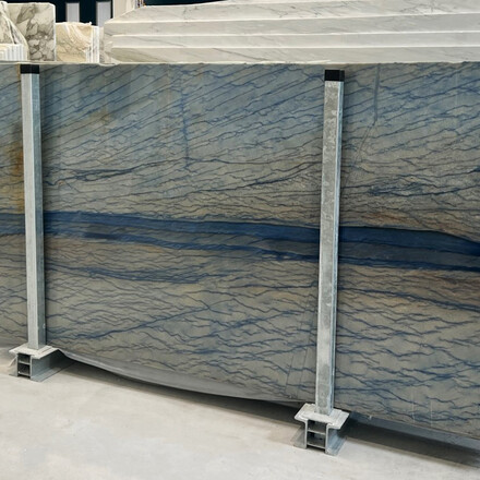 Přírodní kvarcit AZUL MACAUBAS se svou charakteristickou kresbou připomínající oblohu nebo vodní plochu a modrým zbarvením. Zakázkové kamenictví TONE OF STONE