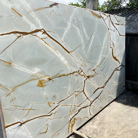 Přírodní kamenná deska Blue Roma na venkovním světle