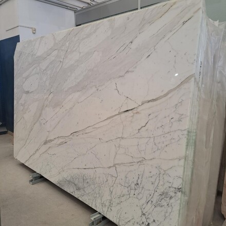 Exkluzivní bílý mramor CALACATTA, přírodní kámen původem z Itálie. Zakázkové kamenictví TONE OF STONE 