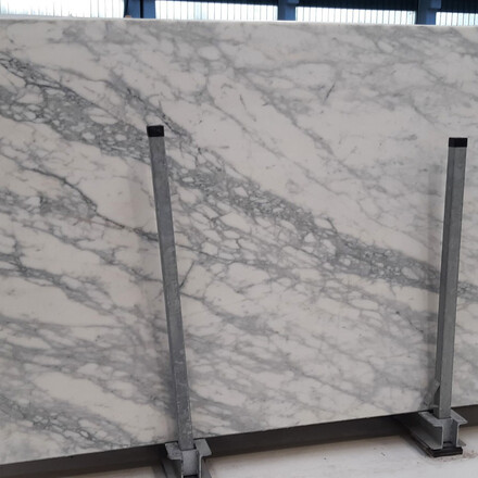 Exkluzivní bílý mramor CALACATTA, přírodní kámen původem z Itálie. Zakázkové kamenictví TONE OF STONE 