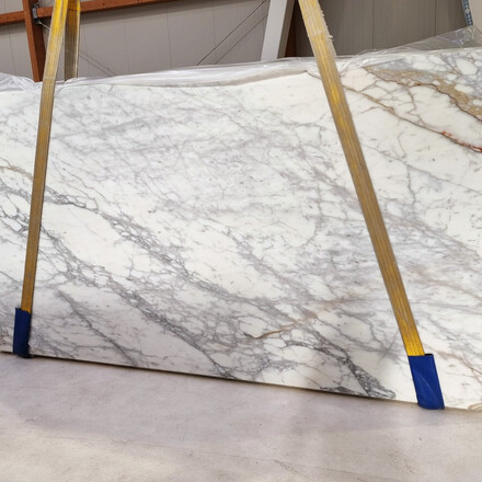 Exkluzivní bílý mramor CALACATTA, přírodní kámen původem z Itálie. Zakázkové kamenictví TONE OF STONE 