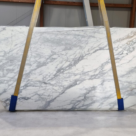 Exkluzivní bílý mramor CALACATTA, přírodní kámen původem z Itálie. Zakázkové kamenictví TONE OF STONE 