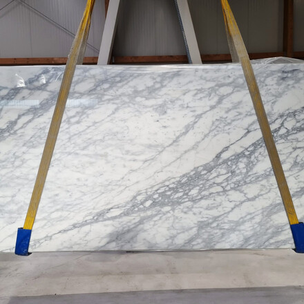 Exkluzivní bílý mramor CALACATTA, přírodní kámen původem z Itálie. Zakázkové kamenictví TONE OF STONE 