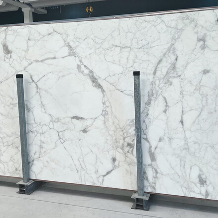 Exkluzivní bílý mramor CALACATTA, přírodní kámen původem z Itálie. Zakázkové kamenictví TONE OF STONE 