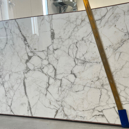 Exkluzivní bílý mramor CALACATTA, přírodní kámen původem z Itálie. Zakázkové kamenictví TONE OF STONE 