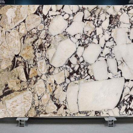 Kamenná deska mramoru Calacatta Viola  v bílé a červené barvě s výraznou kresbou