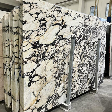 Mramorová deska Calacatta Viola v červeno-bílé barvě s kontrastním žilkováním