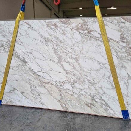 Kamenná deska bílého mramoru Calacatta Vagli Oro s šedo-růžovým žilkováním