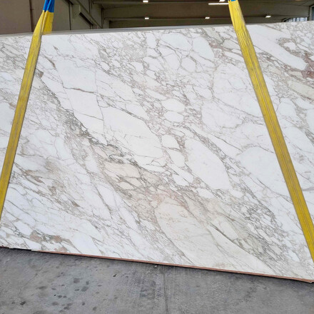 Mramorová deska Calacatta Vagli Oro v bílé barvě s jemným žilkováním