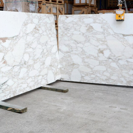 Mramorové desky Calacatta Vagli Oro složené technikou bookmatch - ideální pro obklad stěny nebo kamenný obklad krbu