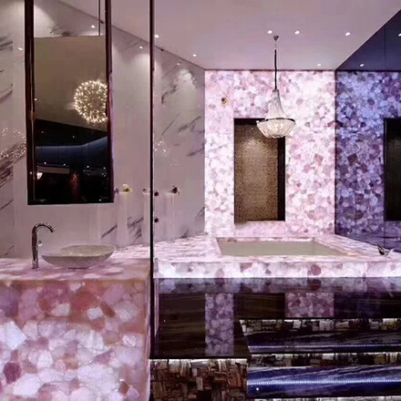 Prosv&iacute;cen&aacute; kuchyňsk&aacute; deska a ostrůvek z př&iacute;rodn&iacute;ho kamene Rose Quartz