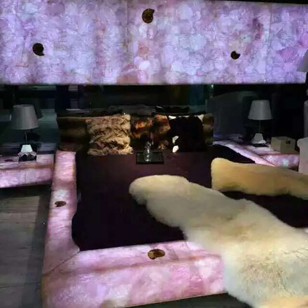 Prosv&iacute;cen&yacute; obklad stěn z růžov&eacute;ho př&iacute;rodn&iacute;ho kamene Rose Quartz