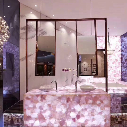 Prosv&iacute;cen&yacute; obklad ostrůvku z př&iacute;rodn&iacute;ho kamene Rose Quartz