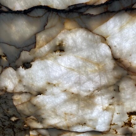 Detailní pohled na krystalickou část kvarcitu Patagonia prosvícenou denním světlem. Zakázkové kamenictví TONE OF STONE. Detailní pohled na krystalickou část kvarcitu Patagonia prosvícenou denním světlem. Zakázkové kamenictví TONE OF STONE.