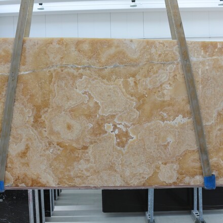 Kamenná deska z přírodního onyxu Onice Miele v medově zlatém odstínu, ideální pro podsvícené obklady a luxusní interiérový design.