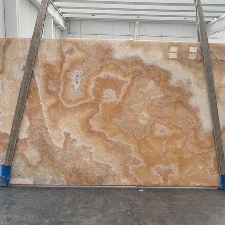 Onyxová kamenná deska Onice Miele je luxusní přírodní kámen s medovými barevnými odstíny, kterou je možné částečně prosvítit Onyxová kamenná deska Onice Miele je luxusní přírodní kámen s medovými barevnými odstíny, kterou je možné částečně prosvítit