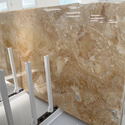 Oranžová kamenná deska onyxu Onice Miele v oranžovém odstínu.