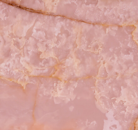 Růžov&yacute; onyx Onice Pink s jemnou krystalickou strukturou, kterou je možn&eacute; prosv&iacute;tit