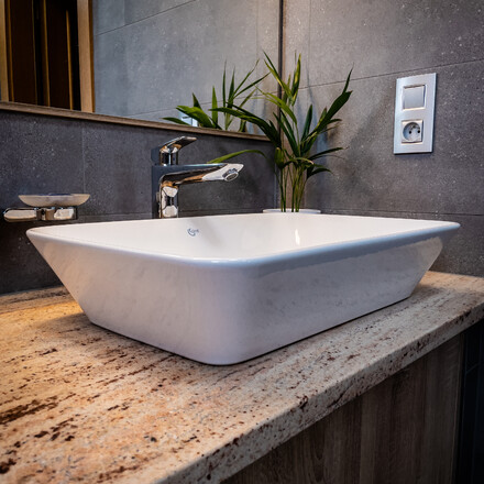 Zak&aacute;zkov&aacute; v&yacute;roba TONE OF STONE: Žula Shivakashi pro luxusn&iacute; prostřed&iacute;.