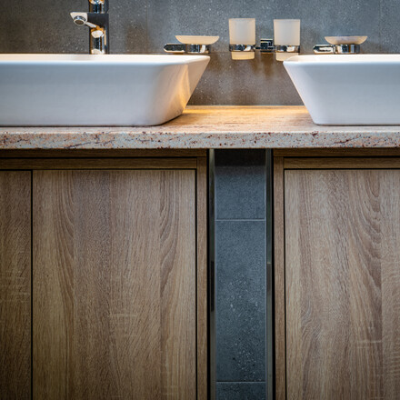 Žula Shivakashi: Spojení elegance a trvanlivosti. Zakázková výroba TONE OF STONE. Žula Shivakashi: Spojení elegance a trvanlivosti. Zakázková výroba TONE OF STONE.