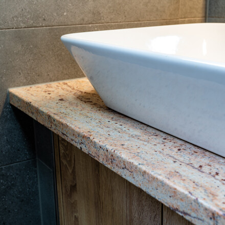 Povrchov&aacute; dokonalost: Žula Shivakashi. Zak&aacute;zkov&aacute; v&yacute;roba TONE OF STONE.