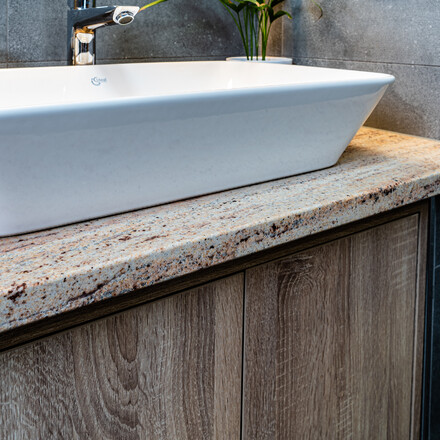 Zak&aacute;zkov&aacute; v&yacute;roba TONE OF STONE: Žula Shivakashi pro v&aacute;&scaron; v&yacute;jimečn&yacute; domov.