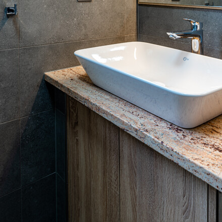 Luxusní interiér s žulou Shivakashi. Zakázková výroba TONE OF STONE. Luxusní interiér s žulou Shivakashi. Zakázková výroba TONE OF STONE.