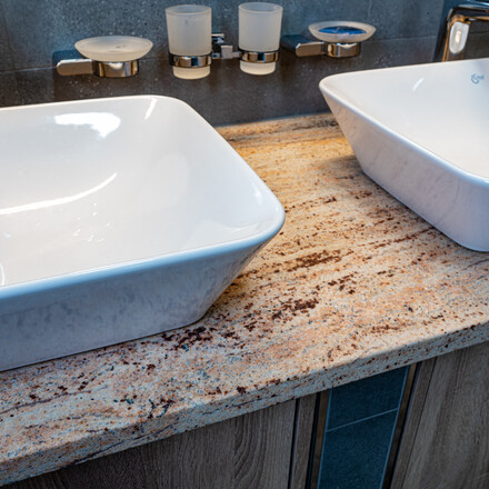 Žula Shivakashi: Prostředí plné přírodní krásy. Zakázková výroba TONE OF STONE. Žula Shivakashi: Prostředí plné přírodní krásy. Zakázková výroba TONE OF STONE.