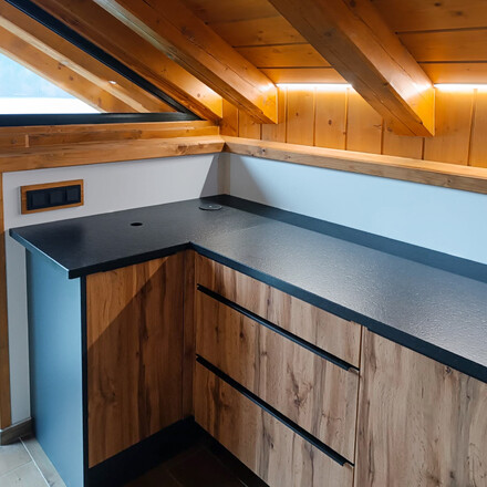 Žulová kuchyňská deska z přírodního kamene Nero Assoluto Zimbabwe: Luxusní výběr pro váš design. Zakázková výroba TONE OF STONE.