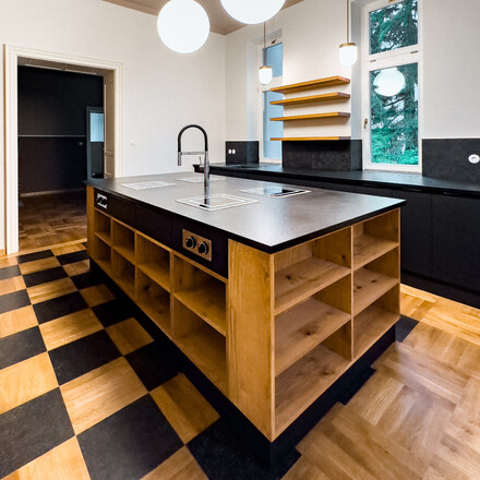 Pohled na kuchyň Maternovy vily. Zak&aacute;zkov&eacute; kamenictv&iacute; TONE OF STONE.