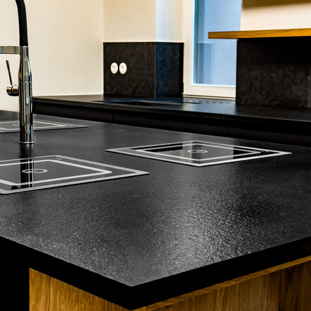 Detail kuchyňsk&eacute; pracovn&iacute; desky z př&iacute;rodn&iacute;ho kamene Nero Assoluto Zimbabwe. Zak&aacute;zkov&eacute; kamenictv&iacute; TONE OF STONE.