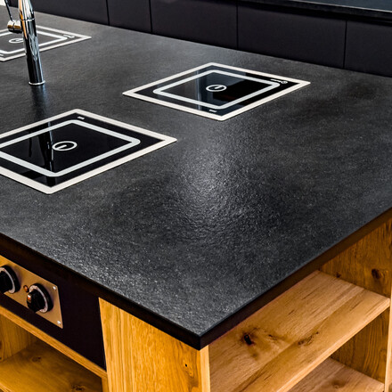 Zasazení indukčních desek do kuchyně s přírodním kamenem Nero Assoluto Zimbabwe v Maternově vile nedaleko Českých Budějovic. Zakázkové kamenictví TONE OF STONE. Zasazení indukčních desek do kuchyně s přírodním kamenem Nero Assoluto Zimbabwe v Maternově vile nedaleko Českých Budějovic. Zakázkové kamenictví TONE OF STONE.