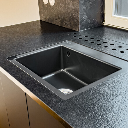Usazen&iacute; dřezu do pracovn&iacute; desky z čern&eacute; žuly Nero Assoluto Zimbabwe. Zak&aacute;zkov&eacute; kamenictv&iacute; TONE OF STONE.