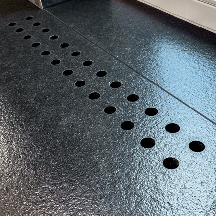 Detail zpracov&aacute;n&iacute; desky z př&iacute;rodn&iacute;ho kamene Nero Assoluto Zimbabwe. Zak&aacute;zkov&eacute; kamenictv&iacute; TONE OF STONE.