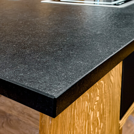 Detail zpracov&aacute;n&iacute; hrany př&iacute;rodn&iacute; žuly Nero Assoluto Zimbabwe. Zak&aacute;zkov&eacute; kamenictv&iacute; TONE OF STONE.