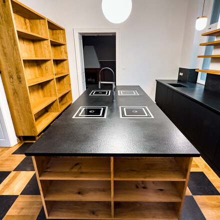 Maternova vila ve Včelné u Českých Budějovic - rekonstrukce kuchyně. Zakázkové kamenictví TONE OF STONE. Maternova vila ve Včelné u Českých Budějovic - rekonstrukce kuchyně. Zakázkové kamenictví TONE OF STONE.