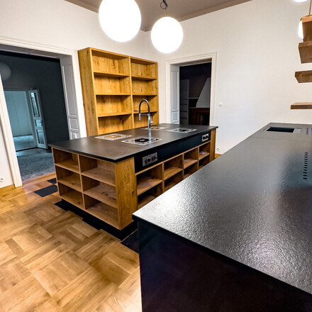 Kuchyně Maternovy vily u Česk&yacute;ch Budějovic. Zak&aacute;zkov&eacute; kamenictv&iacute; TONE OF STONE.