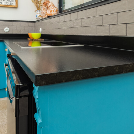 Kuchyňsk&aacute; pracovn&iacute; deska ze žuly Nero Assoluto Zimbabwe (trattato) v povrchov&eacute; &uacute;pravě sat&eacute;n