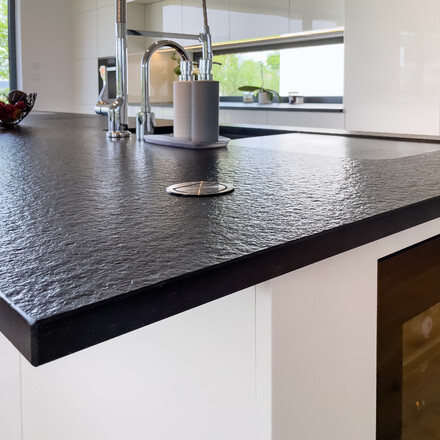 Černá kuchyňská deska ze žuly Nero Assoluto Zimbabwe s kartáčovanou povrchovou úpravou