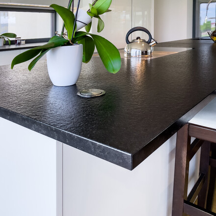 Žulová kuchyňská deska z přírodního kamene Nero Assoluto Zimbabwe v černé barvě s kartáčovaným povrchem Žulová kuchyňská deska z přírodního kamene Nero Assoluto Zimbabwe v černé barvě s kartáčovaným povrchem