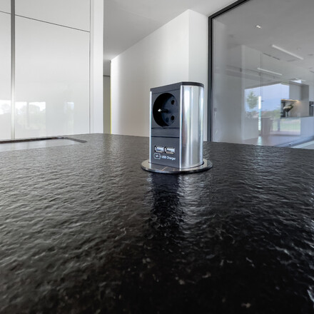 Žulová kuchyňská deska z přírodního kamene Nero Assoluto Zimbabwe v černé barvě s kartáčovaným povrchem