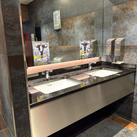 CineStar Česk&eacute; Budějovice Čtyři Dvory - exkluzivn&iacute; koupelnov&aacute; deska z př&iacute;rodn&iacute;ho kamene Star Galaxy. Zak&aacute;zkov&eacute; kamenictv&iacute; TONE OF STONE