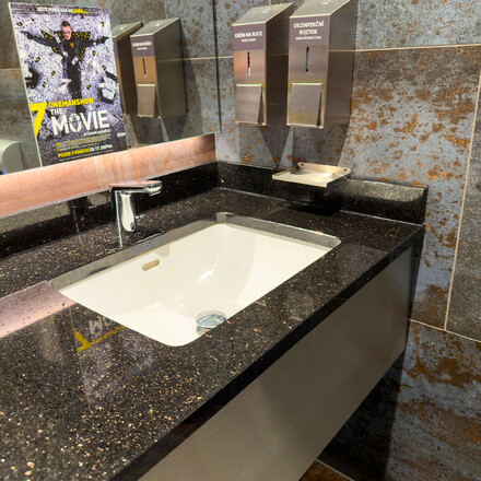 Černá umyvadlová deska pro CineStar České Budějovice Čtyři Dvory. Přírodní kámen Star Galaxy. Zakázkové kamenictví TONE OF STONE