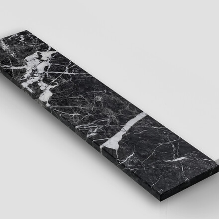 Parapet z přírodního mramoru Grigio Carnico. Zakázkové kamenictví TONE OF STONE.