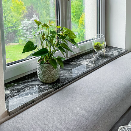 Realizace parapetu z př&iacute;rodn&iacute;ho kamene Arabescato Grigio. Pr&aacute;ce na zak&aacute;zku.