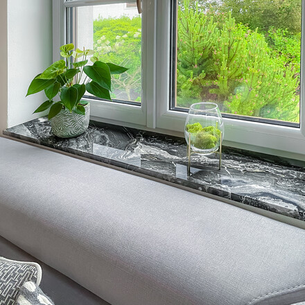 Realizace parapetu z př&iacute;rodn&iacute;ho kamene Arabescato Grigio. Pr&aacute;ce na zak&aacute;zku.