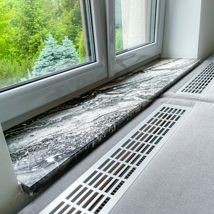 Realizace parapetu z př&iacute;rodn&iacute;ho kamene Arabescato Grigio. Pr&aacute;ce na zak&aacute;zku.