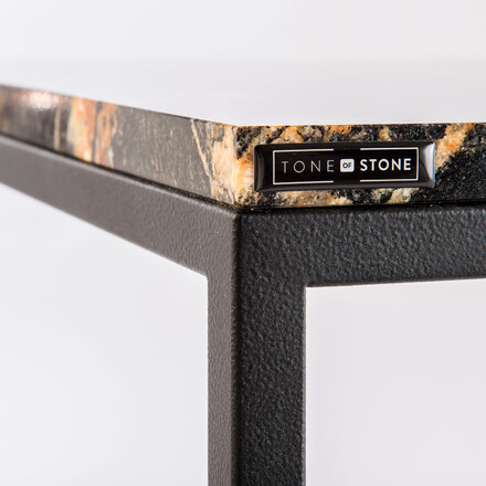 Detail rohu stolu s přírodní žulou Magma Black. Zakázkové kamenictví TONE OF STONE. Detail rohu stolu s přírodní žulou Magma Black. Zakázkové kamenictví TONE OF STONE.